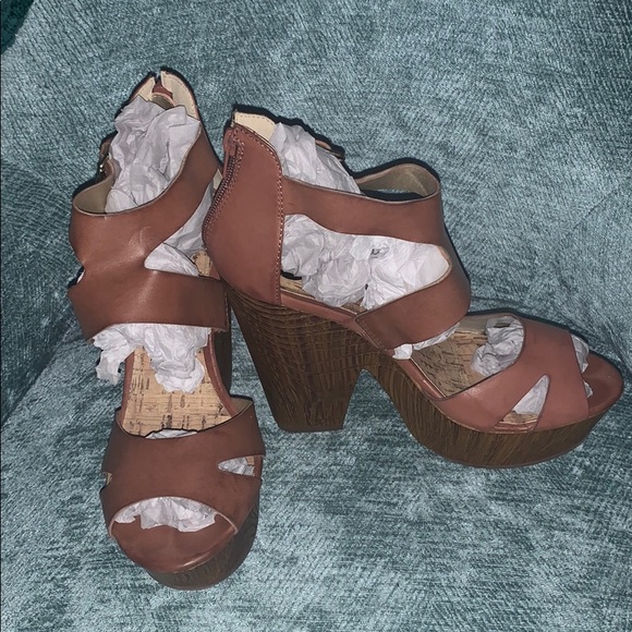 ❄️WINTER SALE PRICE $20❄️ Tan Platform Sandal - Picture 4 of 10